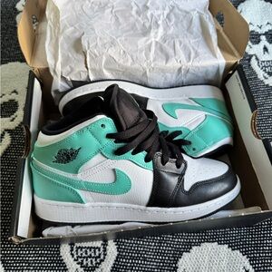 Jordan Sneakers - Tropical Twist